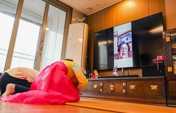 설 연휴에 사회적 거리두기로 가족과의 만남이 어려운 국민들을 위해 영상통화 서비스를 무료로 제공했다. ⓒ SK텔레콤