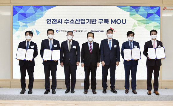 인천시 수소산업기반 구축 MOU 체결 기념사진. 왼쪽부터 이재현 인천서구청장, 박남춘 인천광역시장, 정의선 현대차그룹 회장, 정세균 국무총리, 최태원 SK그룹 회장, 공영운 현대차 사장, 추형욱 SK E&S 사장. ⓒ 현대자동차그룹