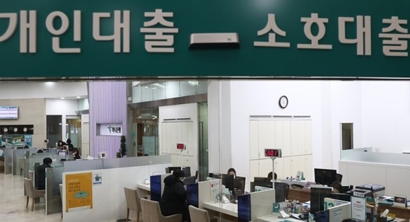 한국은행이 지난달 25일 연 0.5%로 기준금리를 동결했지만, 대출금리는 여전히 가파른 오름세를 타고 있다. ⓒ 연합뉴스