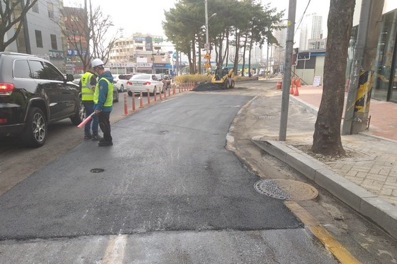 광주광역시 동구는 도로 주행에 위험 및 불편을 초래하는 '포트홀'에 대한 대대적 정비에 나섰다. ⓒ 광주광역시 동구
