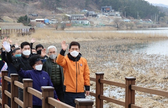 이강덕 포항시장과 시민들이 4일 '조박지 둘레길'을 걷고 있다. ⓒ 포항시