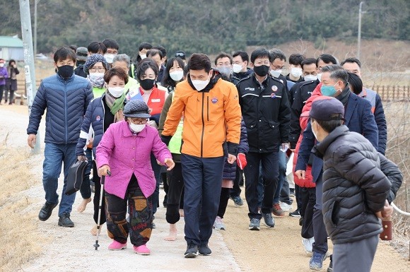 이강덕 시장이 주민들과 함께 조박지 둘레길을 걷고 있다. ⓒ 포항시