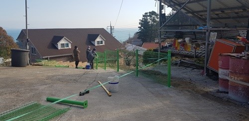 여수시 향일암 마을에 분쟁 사유지 도로가 원만한 해결로 철조망을 철거하고 있다. ⓒ 프라임경제