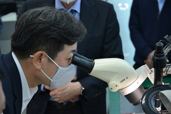 장석영 과학기술정보통신부 제2차관이 5일 오전 서울 성동구 워프솔루션 부설연구소를 방문해 '원거리 다중 무선충전 스탠드' 등의 설명을 듣고 ICT 규제샌드박스 및 디지털 뉴딜 관련 기업들의 지원방안을 논의하고 있다. ⓒ 과학기술정보통신부