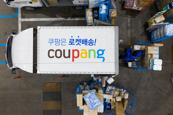 쿠팡 배송센터에서 노동자들이 작업 중인 모습. ⓒ 쿠팡
