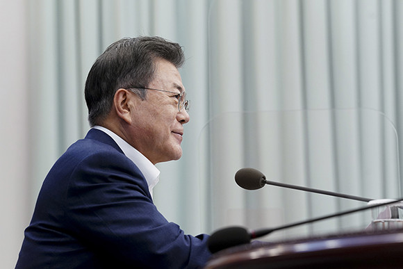 문 대통령은 '세계 여성의 날'을 맞아 여성들에게 SNS 메시지를 통해 축하의 말을 전했다. ⓒ 청와대