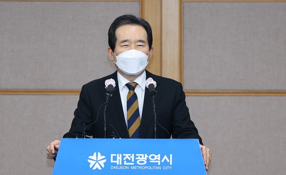 정세균 국무총리가 지난 8일 대전시청 언론인들과의 기자간담회에서 정부 기관 이전 계획을 발표하고 있다. ⓒ 대전시