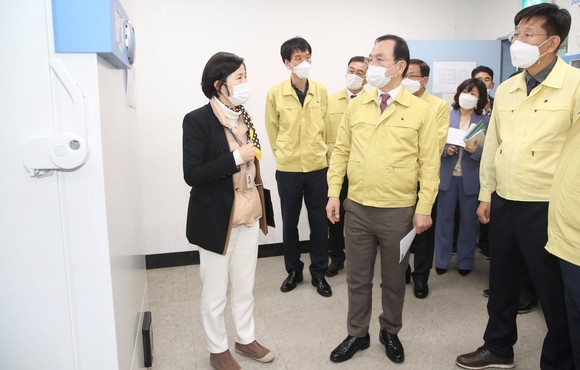 박상돈 천안시장이 지난 2월22일 우선선정 예방접종센터 현장점검을 하고 있다. ⓒ 천안시