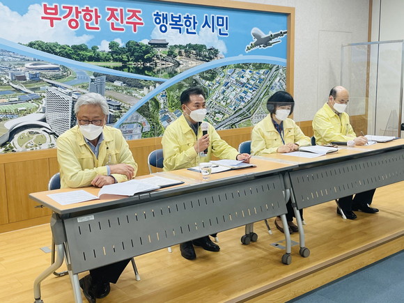 이성형 농업기술센터소장이 주요시책 설명회를 하고 있다. ⓒ 진주시