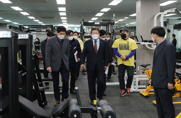 조근제 함안군수가 군민체육센터 새단장 현장점검을 실시하고 있다. ⓒ 함안군