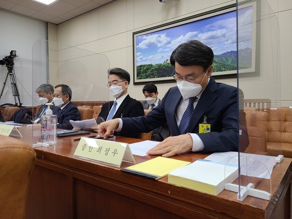 국회 산재 청문회에 증인으로 참석한 최정우 포스코 회장(오른쪽). =이수영 기자