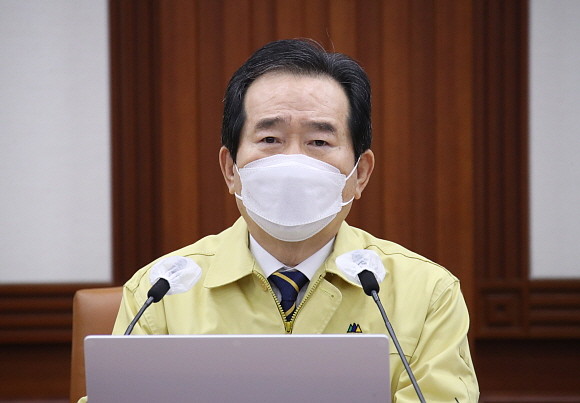 정부가 아스트라제네카 백신을 만 65세가 넘는 고령자에게도 접종하기로 결정했다. 사진은 코로나19 대응 중앙재난안전대책본부 회의를 주재하고 있는 정세균 국무총리. © 연합뉴스