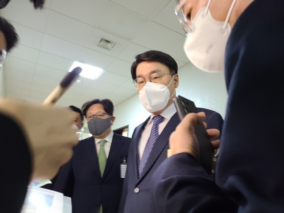 지난달 22일 국회 산재 청문회 참석한 최정우 포스코 회장(가운데). =이수영 기자