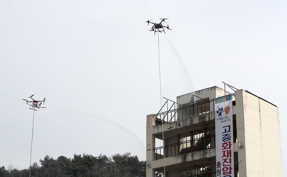 고층 화재 진압용 소방드론 시스템 시연회 모습. ⓒ 충남도