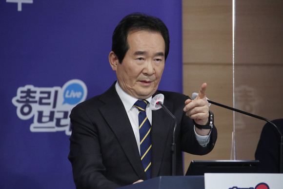 정세균 국무총리가 11일 오후 정부서울청사 브리핑실에서 열린 3차 정례 브리핑에서 질문을 받을 기자를 지명하고 있다. ⓒ 연합뉴스
