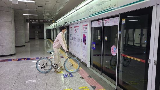 광주도시철도공사는 오는 15일부터 다음달 30일까지 '평일 자전거 휴대탑승제'를 시범 운영한다. ⓒ 광주도시철도공사