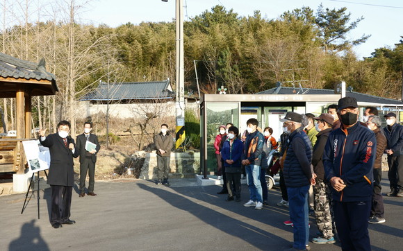 주낙영 경주시장이 지난 10일 서면 도리마을 현장을 방문하여 주민과 대화를 하고 있다. ⓒ 경주시
