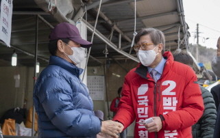 시장에서 상인과 만난 박형준 국민의힘 부산시장 후보. ⓒ 박형준 후보 선거사무소
