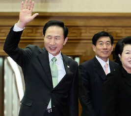 왼쪽에 이명박 당시 대통령이 해외 순방 후 귀국 인사를 하는 모습. 원세훈 당시 국정원장이 이를 바라보고 있다. ⓒ 연합뉴스