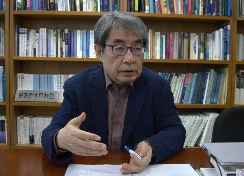 이덕환 서강대학교 화학·과학 커뮤니케이션 명예교수가 그의 연구실에서 인터뷰를 진행하고 있다. ⓒ 프라임경제