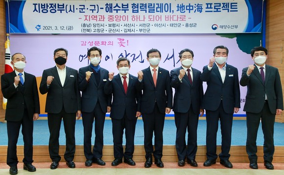 좌부터 박준배 김제시장, 가세로 태안군수, 유기상 고창군수, 노박래 서천군수, 문성혁 장관, 김홍장 당진시장, 김동일 보령시장, 맹정호 서산시장. ⓒ 서산시
