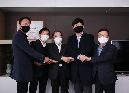 좌측부터 노태영 울산수지공장 노조위원장,이치훈 여수공장 노조위원장,문동준 금호석유화학 사장,이용재 울산고무공장 노조위원장, 김선규 금호석유화학 부사장)