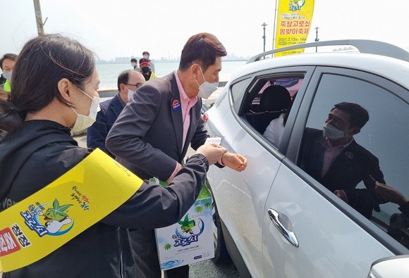이강덕 포항시장은 14일 영일대해수욕장 찾은 관광객에게 죽장고로쇠를 드라이브스루로 판매하고 있다. ⓒ 포항시