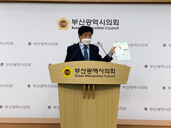 15일 부산시의회 브리핑룸에서 조한제 박형준 국민의힘 부산시장 후보 선대본부장이 LCT 아파트 특혜분양 의혹에 대한 입장을 밝혔다. ⓒ 박형준 국민의힘 부산시장 후보 선거사무소
