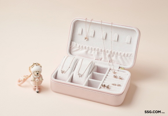 SSG닷컴이 오는 16일부터 31일까지 '스톤헨지 체리블라썸' 주얼리 5종을 단독 출시하고 해당 상품 구매시 '스타벅스 체리블라썸' MD 증정 행사를 실시한다. © SSG닷컴
