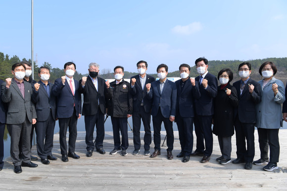 김우남 한국마사회장과 최기문 영천시장 및 관계자가 지난 14일 영천경마공원 조성부지 현장을 방문하고 기념사진을 찍고 있다. ⓒ 영천시