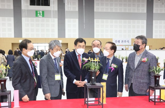 주낙영 경주시장이 제44회 대한민국 자생란대전에 참석해 현장을 둘러보고 있다. ⓒ 경주시