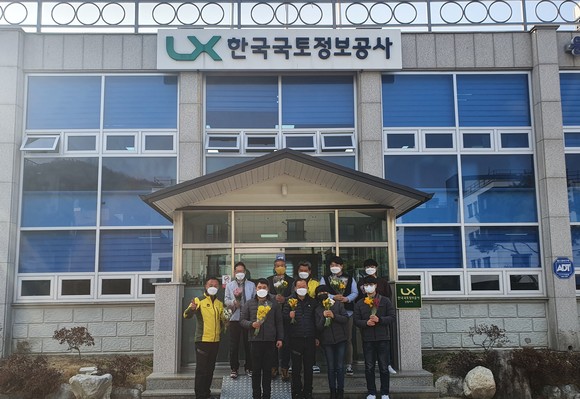 한국국토정보공사 산청지사 직원들이 릴레이 캠페인을 전개하고 있다. ⓒ 산청군