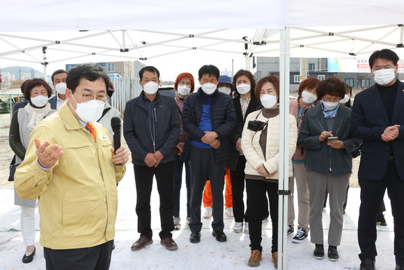 주낙영 경주시장이 지난 15일 용강동 여성행복드림센터 건립사업 현장을 방문하여 주민에게 설명을 하고 있다. ⓒ 경주시