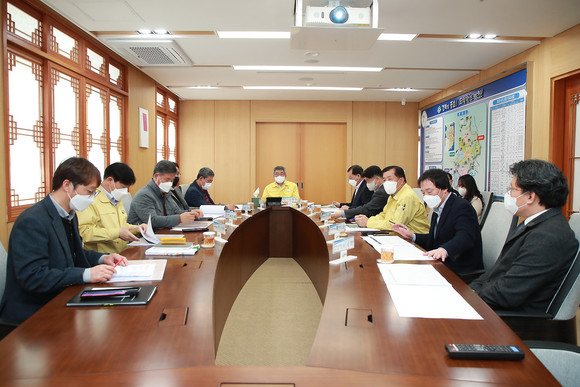 김학동 예천군수가 공설운동장 리모델링 사업 설계용역 중간보고회를 주재 하고 있다. ⓒ 예천군