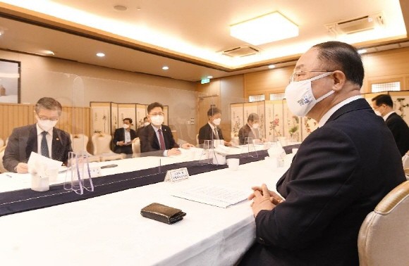 홍남기 부총리 겸 기획재정부 장관이 17일 서울 광화문 정부서울청사에서 열린 '제17차 부동산시장 점검 관계장관회의'를 주재, 모두발언을 하고 있다. ©기획재정부