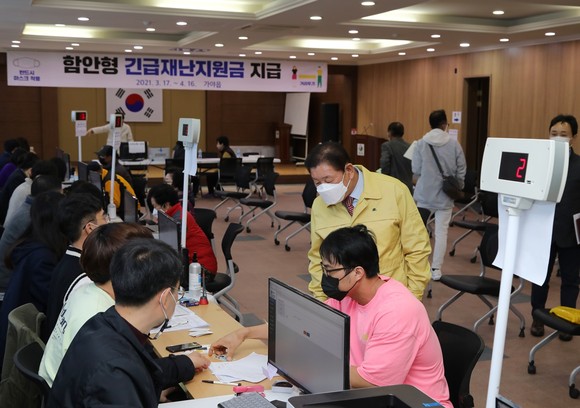 조근제 함안군수가 함안형 긴급재난지원금 접수처를 현장방문 하고 있다. ⓒ 프라임경제