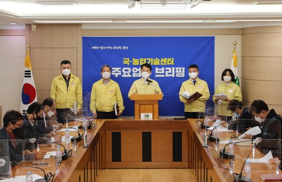 한기현 복지환경국장이 복지환경국 4개 부서 주요업무를 설명하고 있다. ⓒ 함안군