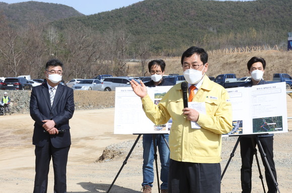주낙영 경주시장이 16일 내남면 '명계3일반산업단지 조성' 현장을 방문해 추진 현황을 직접 점검하고 있다. ⓒ 경주시