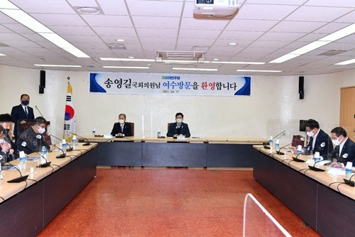 송영길 의원이 여수시의회를 방문해 기자간담회를 하고 있다.