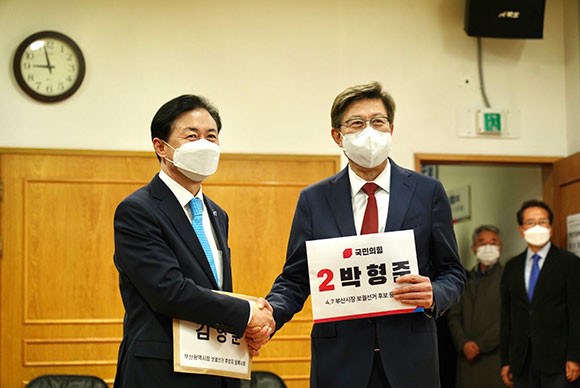 박형준 국민의힘 부산시장 후보와 김영춘 더불어민주당 부산시장 후보가 후보자 등록을 하기 전에 악수를 했다. ⓒ 박형준 국민의힘 부산시장 후보 선거사무소