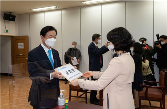 김영춘 더불어민주당 부산시장 후보는 18일 후보자 등록을 한 뒤 기자들 앞에서 포부를 밝혔다. ⓒ 김영춘 더불어민주당 부산시장 후보 선거사무소