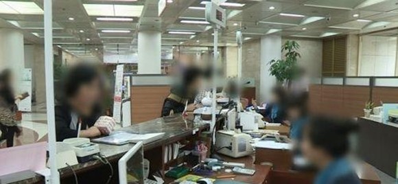 은행권이 금융소비자보호법(금소법) 시행을 앞두고 상품 판매 절차를 정비하거나 직원 대상 교육을 진행하는 등 본격적인 준비에 들어갔다. 그러나 은행별 구체적인 메뉴얼이 마련되지 않아 혼란이 가중되고 있다. ⓒ 연합뉴스