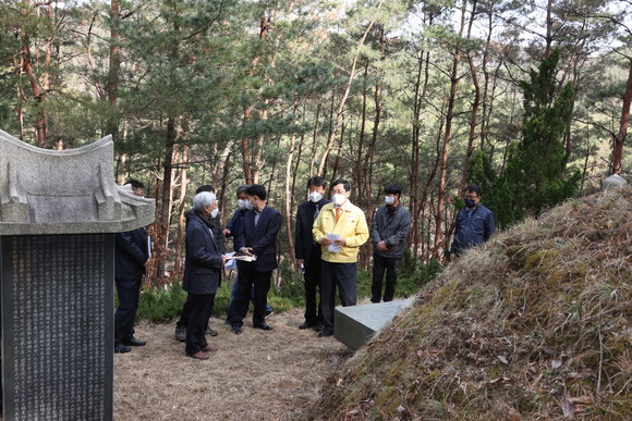 주낙영 경주시장이 지난 16일 경주 내남면 노곡리에 있는 대한광복회 총사령을 지낸 고헌 박상진 의사의 묘를 참배한 후 참석자와 대화를 하고 있다. ⓒ 경주시