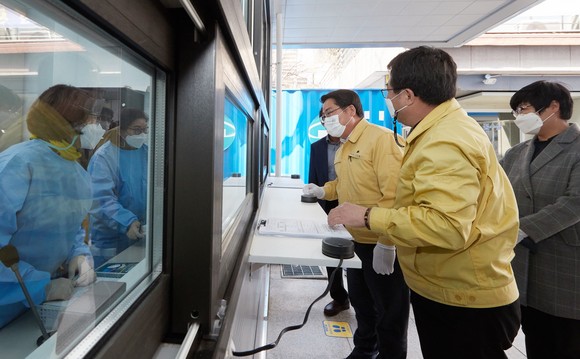 감염병종합관리센터 시설을 둘러보고 있는 오세현 아산시장. ⓒ 아산시