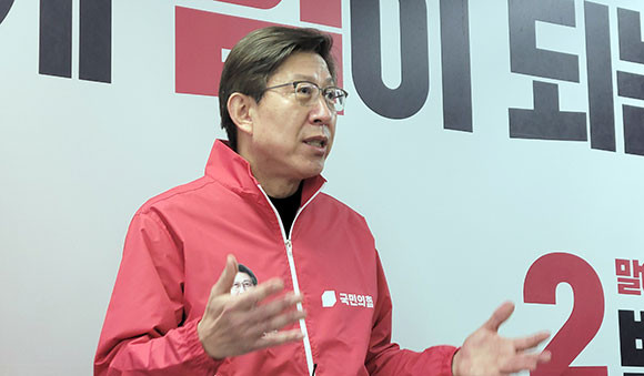 박형준 국민의힘 부산시장 후보는 19일 본인 선거사무소에서 기자회견을 열어 엘시티 매입 논란에 대해 해명했다. ⓒ 연합뉴스