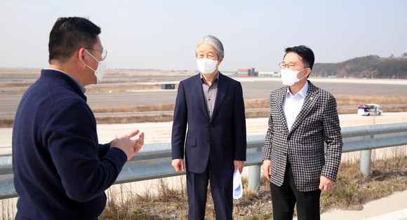 19일 새만금 주행시험장을 찾아 새만금 미래 자동차와 관련한 산업 육성 방안을 논의했다. 오른쪽 부터 새만금개발청장 양충모, 자동차융합기술원장 이성수. ⓒ 새만금개발청