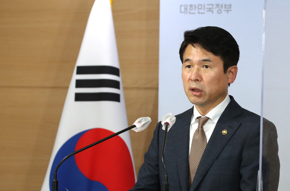 최창원 정부합동조사단장(국무1차장)이 19일 정부서울청사에서 한국토지주택공사(LH) 투기 의심자에 대한 2차조사 결과를 발표하고 있다. © 연합뉴스