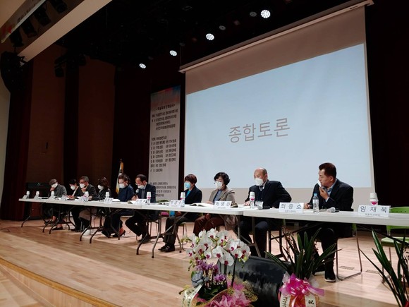 병와연구소와 경북대학교 퇴계연구소가 19일 영천시 평생학습관 우석홀에서 '병와 이형상 학술대회'를 열고 참석자들이 토론을 하고 있다. ⓒ 영천시