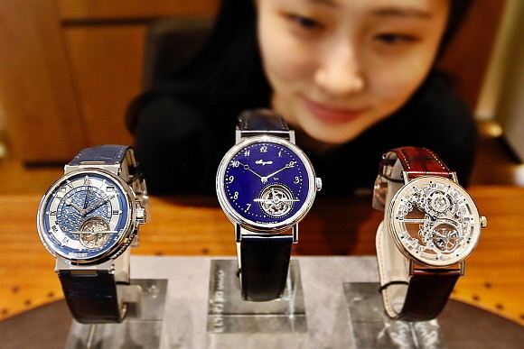 갤러리아명품관에서 스위스 명품 시계 브레게의 투르비용 발명 220주년을 기념해 총 10억원 상당의 브레게 투르비용 시계 전시를 선보인다. © 갤러리아백화점