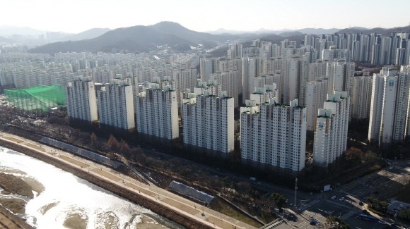 현대엔지니어링과 컨소시엄을 이룬 쌍용건설이 광명시 최초 리모델링 단지인 동시에 '리모델링 최대어'로 꼽히는 철산 한신아파트 리모델링 공사를 수주하는 데 성공했다. 사진은 광명 철산한신 아파트 전경. © 쌍용건설